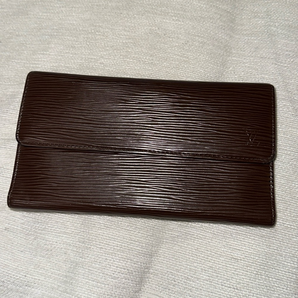 Louis Vuitton brown Epi leather trifold long wallet 💕